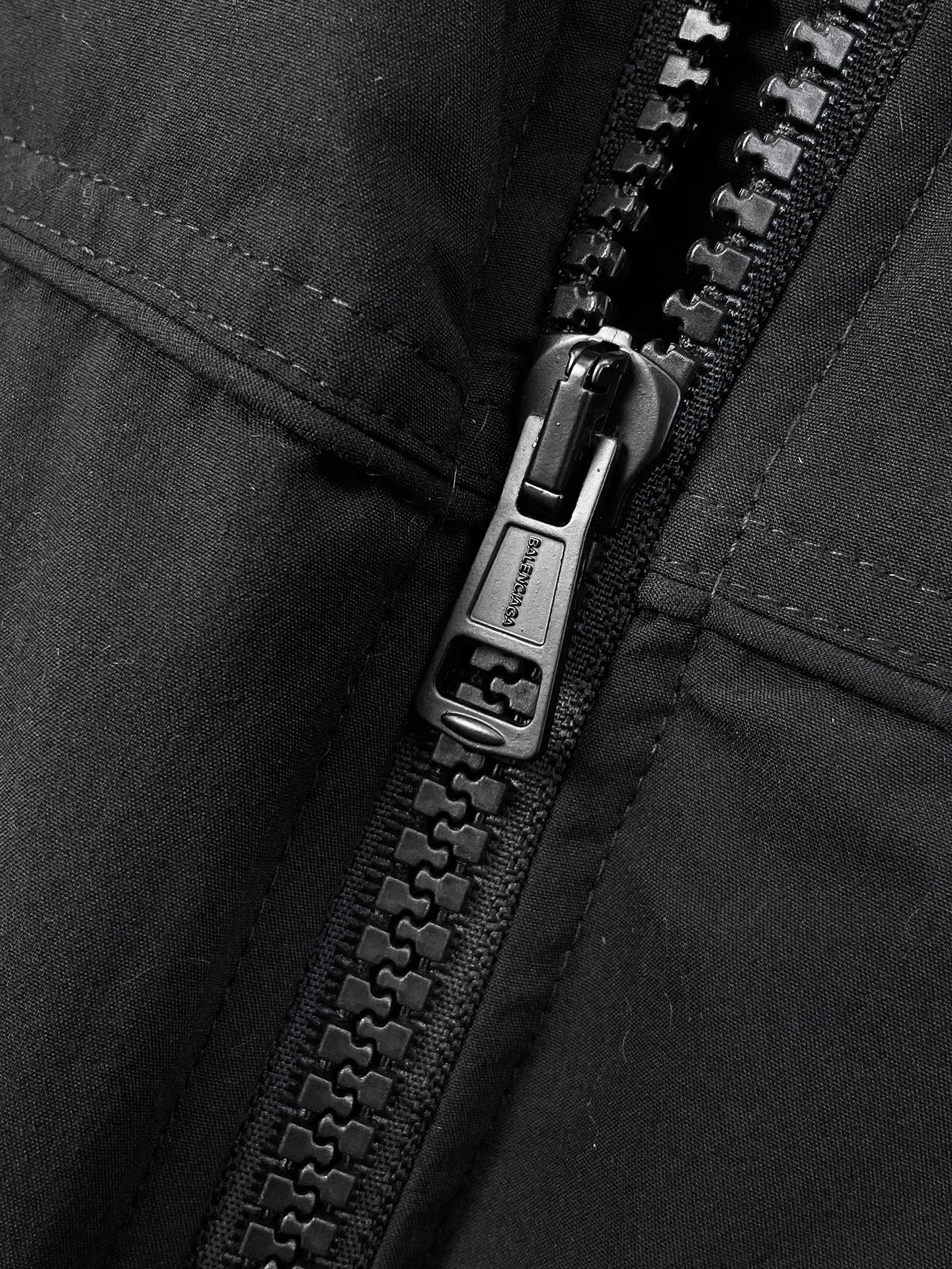 Balenciaga 2026 Autumn and Winter Counter New Arrival Casual Fashion Down Jacket has an ultra-avant-garde design style, is delicate and comfortable, and is very lightweight and not easy to wrinkle. Multiple craftsmanship. The overall design is quite visual. The upper body is casual and stylish, with a certain degree of stiffness. It is definitely recommended for the temperament that is at the forefront of fashion. It is a must-have for urban leisure. Size M-XXXL (175, 140 pounds, wear L, maximum wear, 200 pounds)